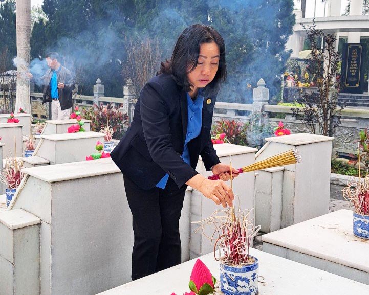 Bà Thái Thu Xương - Phó Chủ tịch Tổng LĐLĐ Việt Nam dâng hương phần mộ các anh hùng liệt sĩ tại Nghĩa trang Liệt sĩ Quốc gia Vị Xuyên.