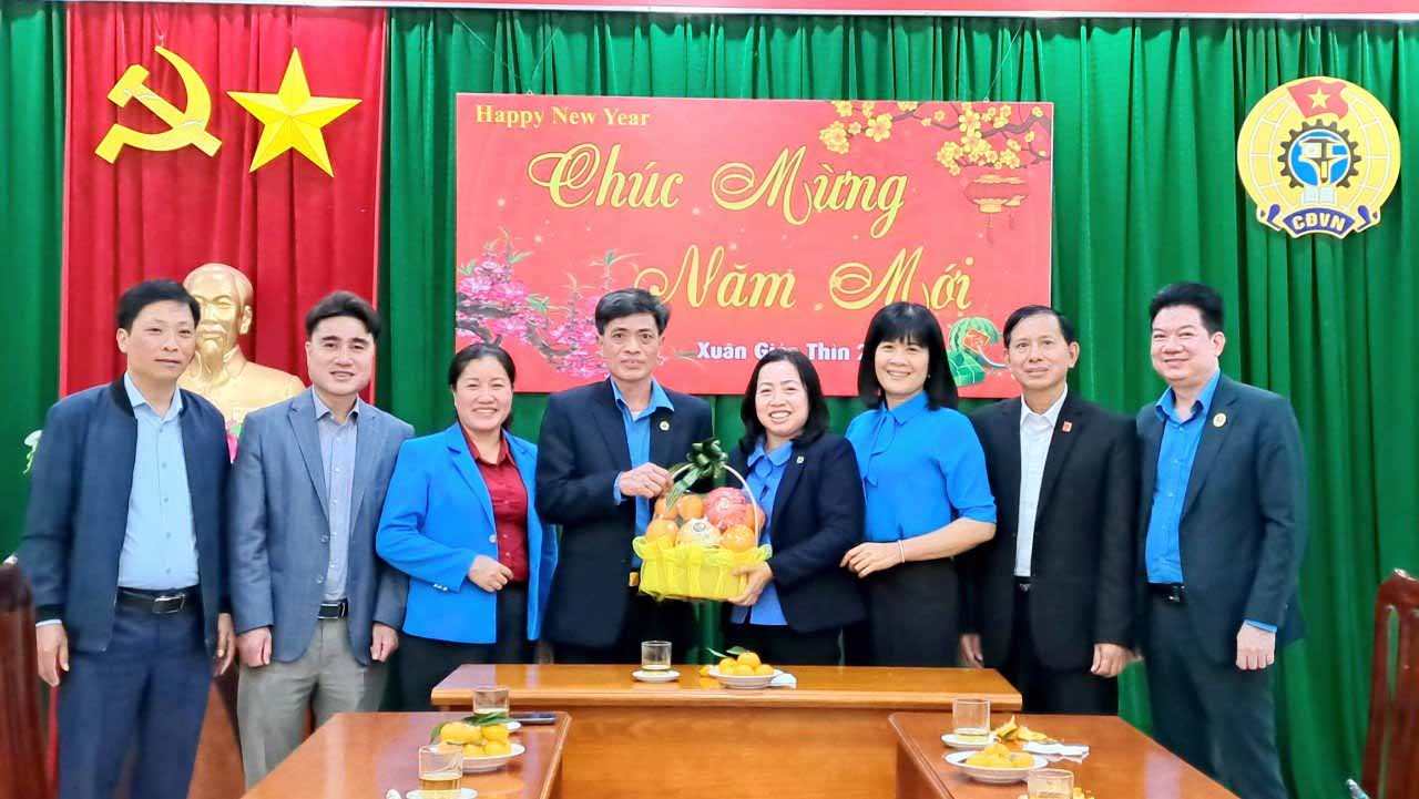 Đoàn công tác tặng quà cho LĐLĐ tỉnh Hà Giang.