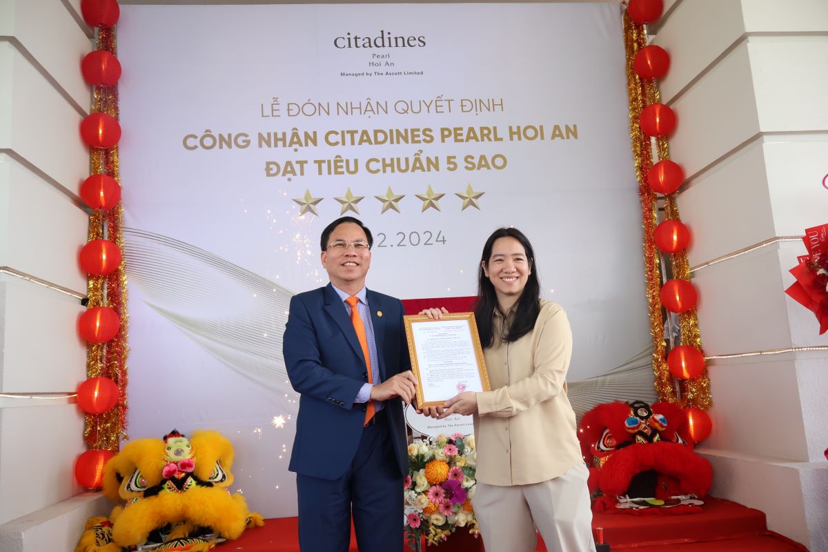 Ông Nguyễn Thanh Hồng, Giám đốc Sở Văn hóa - Thể thao và Du lịch tỉnh Quảng Nam trao quyết định đạt chuẩn 5 sao của Cục Du lịch Quốc gia Việt Nam cho đại diện khu nghỉ dưỡng Citadines Pearl Hoi An. Ảnh: Văn Trực