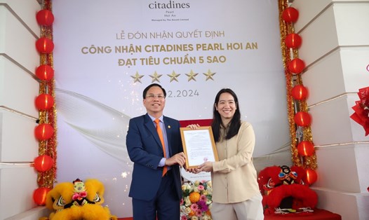 Ông Nguyễn Thanh Hồng, Giám đốc Sở Văn hóa - Thể thao và Du lịch tỉnh Quảng Nam trao quyết định đạt chuẩn 5 sao của Cục Du lịch Quốc gia Việt Nam cho đại diện khu nghỉ dưỡng Citadines Pearl Hoi An. Ảnh: Văn Trực