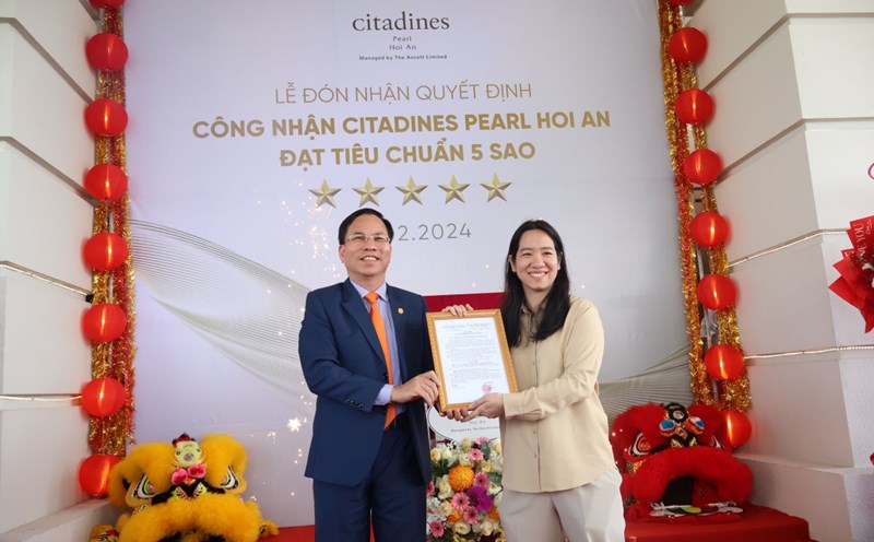 Ông Nguyễn Thanh Hồng, Giám đốc Sở Văn hóa - Thể thao và Du lịch tỉnh Quảng Nam trao quyết định đạt chuẩn 5 sao của Cục Du lịch Quốc gia Việt Nam cho đại diện khu nghỉ dưỡng Citadines Pearl Hoi An. Ảnh: Văn Trực