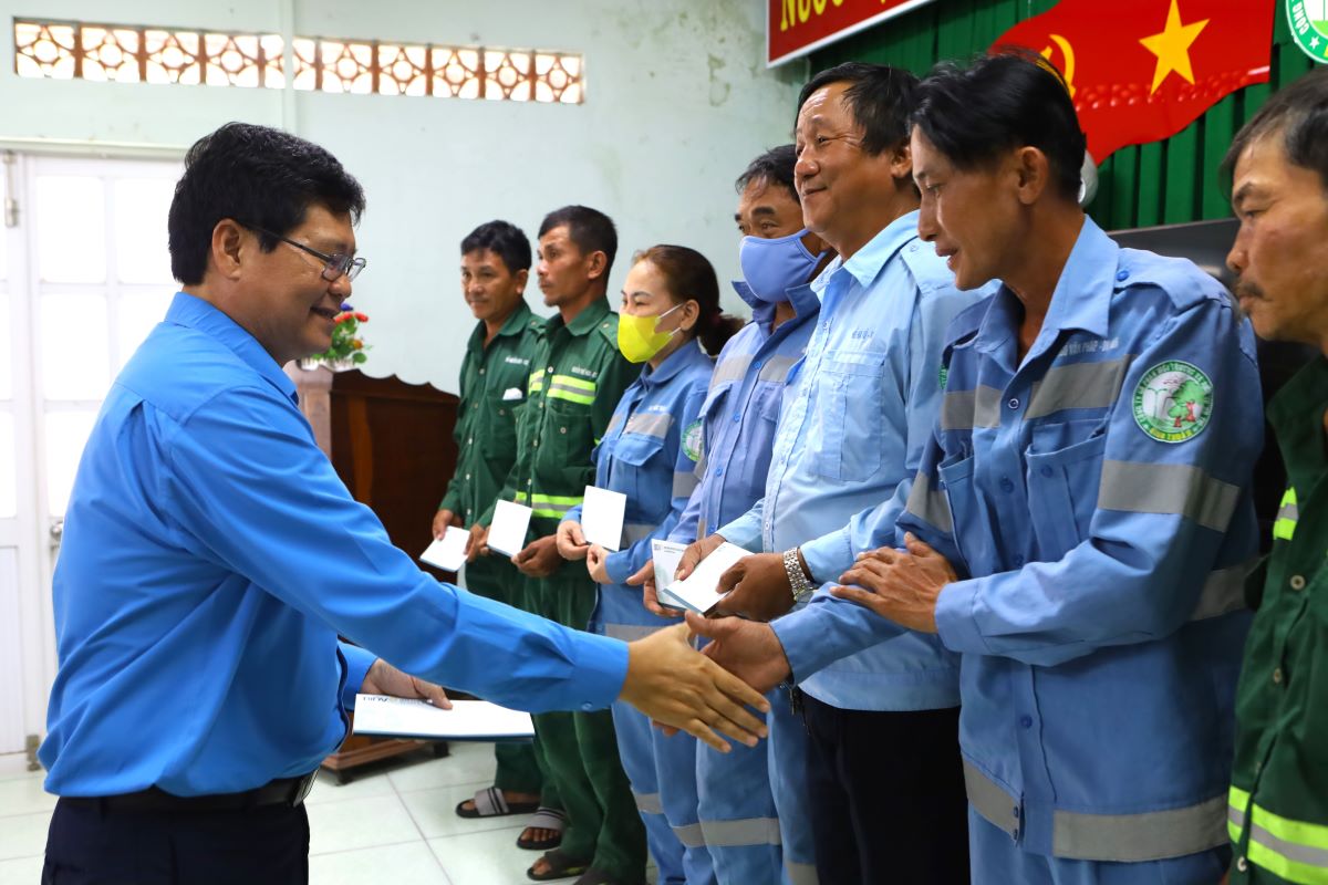 Ông Đỗ Hữu Quy - Chủ tịch LĐLĐ tỉnh Bình Thuận trao quà tết cho công nhân môi trường đô thị Bình Thuận. Ảnh: Duy Tuấn