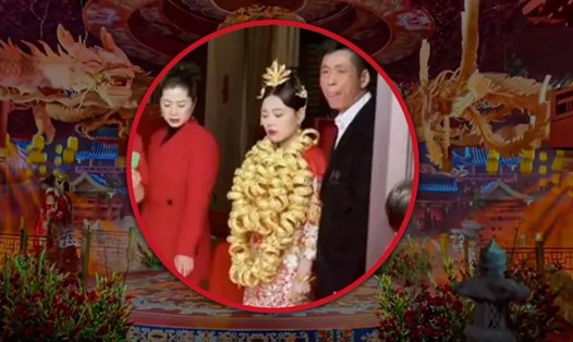 Cô dâu đeo 100 vòng vàng trong đám cưới. Ảnh: SCMP/Baidu/Douyin