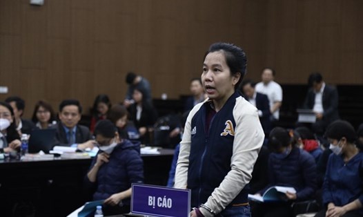 Siêu lừa Nguyễn Thị Hà Thành (tại phiên toà sơ thẩm) bị cáo buộc chiếm đoạt hơn 433 tỉ đồng của 3 ngân hàng và 4 cá nhân. Ảnh: Quang Việt