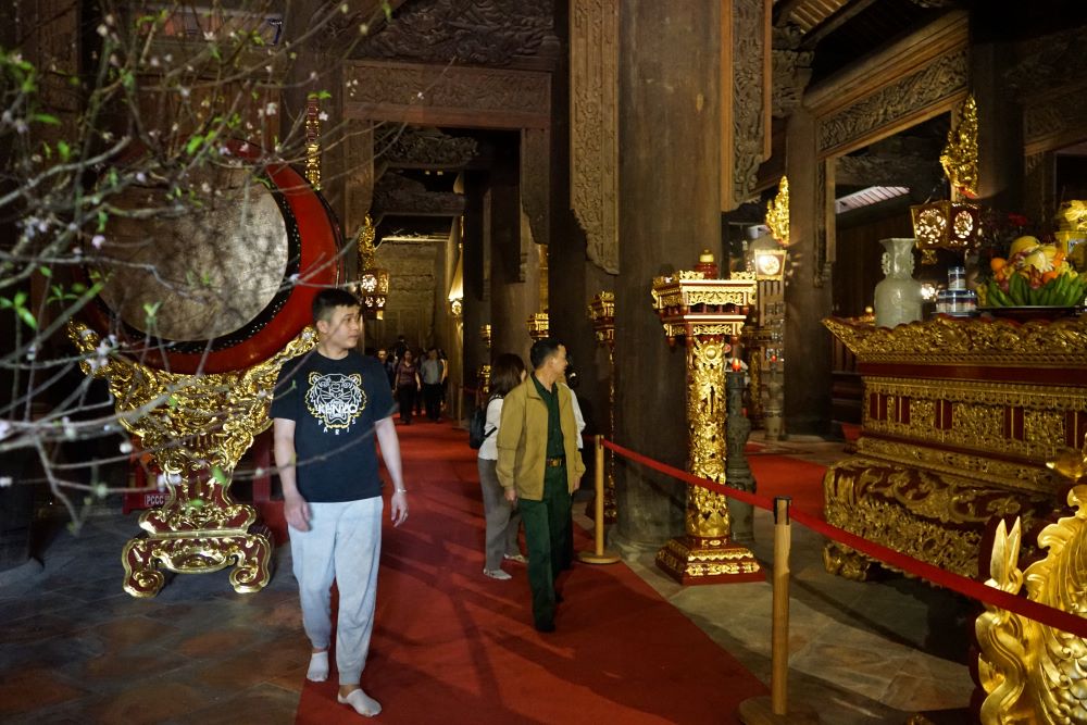 Du khách về với Khu di tích Quốc gia đặc biệt Lam Kinh khá ấn tượng trước công trình bằng gỗ lim được xem lớn nhất tỉnh Thanh Hóa. Ảnh: Quách Du