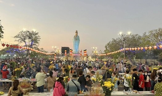 Chùa bà Nam Hải Bạc Liêu địa điểm thu hút đông khách tham quan, du lịch. Ảnh: Nhật Hồ