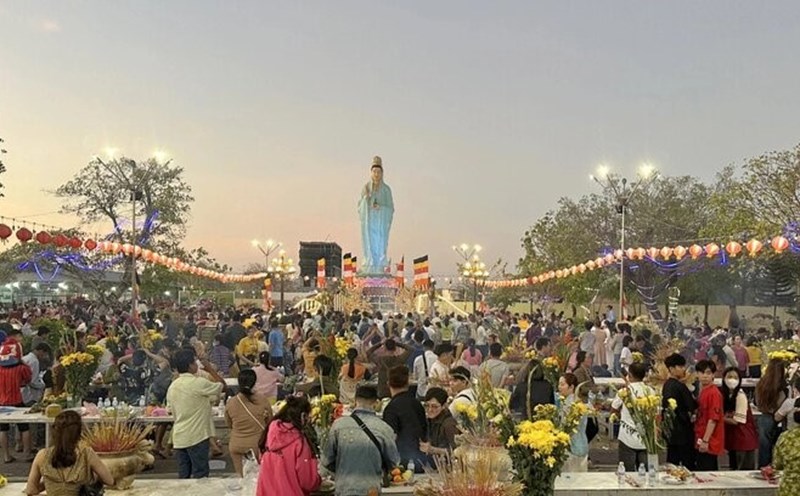 Chùa bà Nam Hải Bạc Liêu địa điểm thu hút đông khách tham quan, du lịch. Ảnh: Nhật Hồ