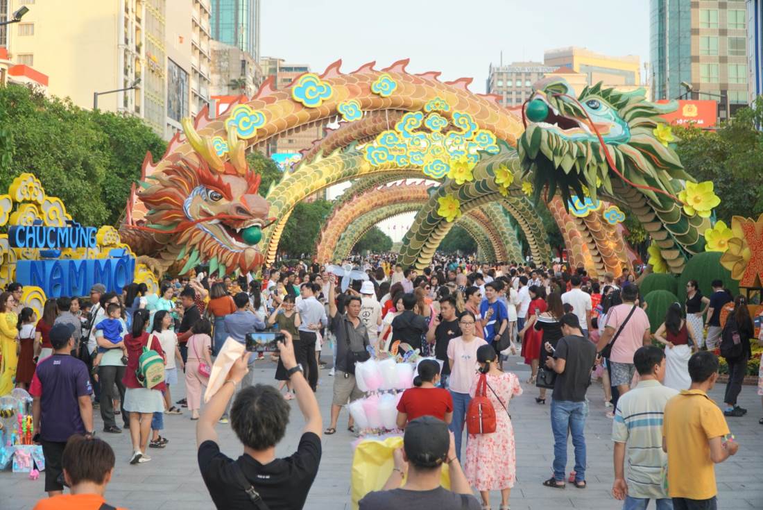 Theo đó, hai linh vật rồng ở cổng chào đường hoa Nguyễn Huệ, sẽ được giữ lại tới hết tháng Giêng (9.3) để phục vụ người dân và khách tham quan.
