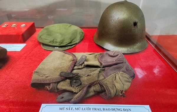 Mũ sắt, mũ lưỡi trai, bao đựng đạn của quân địch đã dùng khi xâm lược Việt Nam tháng 2.1979. Ảnh Trường Nguyên (chụp tư liệu tại Bảo tàng)