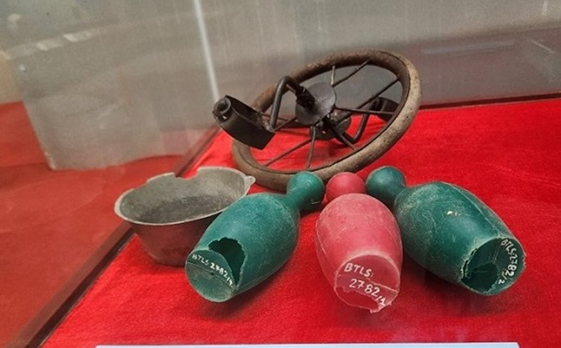 Xoong quấy bột, đồ chơi trẻ em trong các nhà trẻ ở thị xã Lạng Sơn bị quân địch tàn phá tháng 2.1979. Ảnh: Trường Nguyên (chụp tư liệu tại bảo tàng)