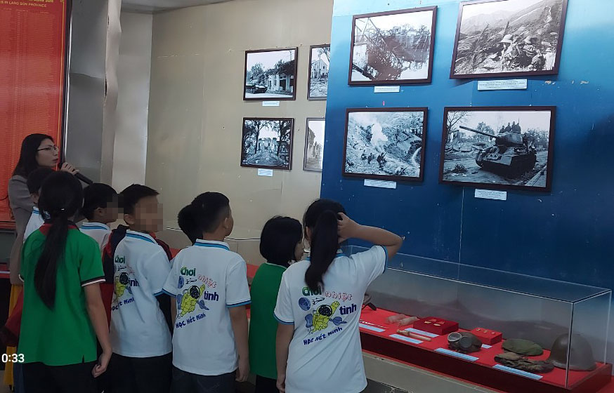 Các đoàn học sinh đến tham quan tại Bảo tàng Lạng Sơn. Ảnh: Trường Nguyên.