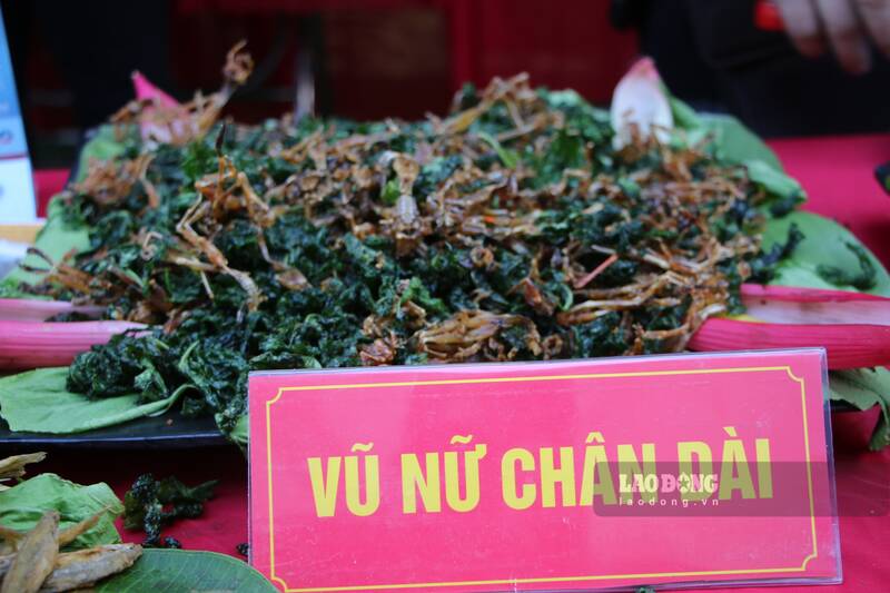 "Vũ nữ chân dài" là tên gọi của món nhái khô. Ảnh: Phùng Minh.