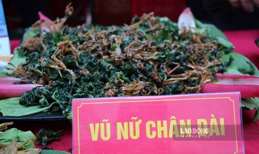 "Vũ nữ chân dài" là tên gọi của món nhái khô. Ảnh: Phùng Minh.