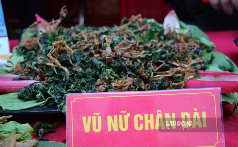 "Vũ nữ chân dài" là tên gọi của món nhái khô. Ảnh: Phùng Minh.