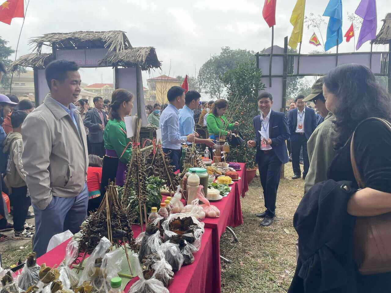Du khách thích thú với món “vũ nữ chân dài” được bày bán ở hội xuân đầu năm. Ảnh: Khánh Linh