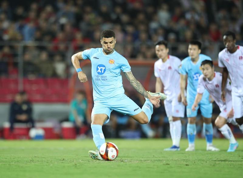 Hendrio ghi bàn nâng tỉ số lên 2-0 cho Nam Định. Ảnh: NĐFC