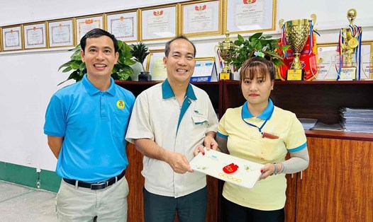 Ban chấp hành Công đoàn cơ sở Công ty TKG TaeKwang Vina tặng giải đặc biệt 5 chỉ vàng 9999 cho công nhân may mắn. Ảnh: Hà Anh Chiến