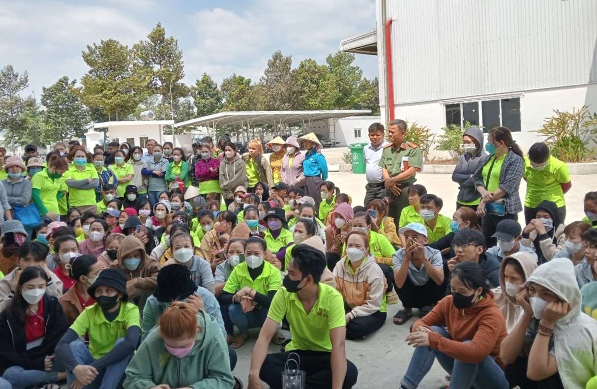 Công nhân ngừng việc phản ứng việc chi trả thưởng Tết đã trở lại nhà máy làm việc. Ảnh: Bạn đọc cung cấp