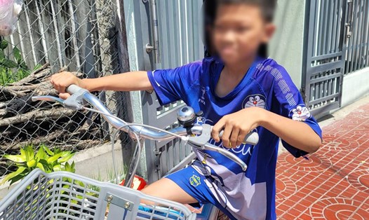 Cậu bé Bảo với ý định đạp xe từ Phú Yên đến Bình Dương để thăm mẹ. Ảnh: Nguyễn Minh