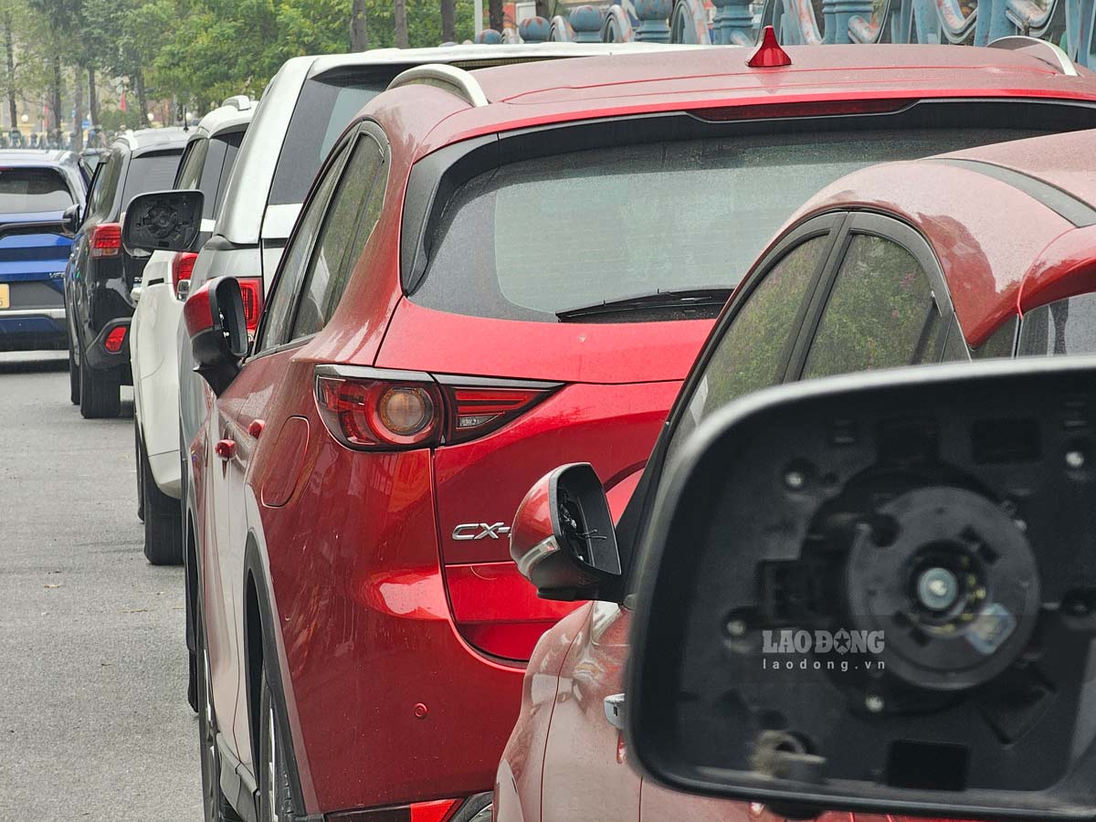 Hàng loạt ô tô đỗ ven đường bị vỡ mặt gương. Ảnh: Ban Tuyên giáo Thành ủy Hạ Long