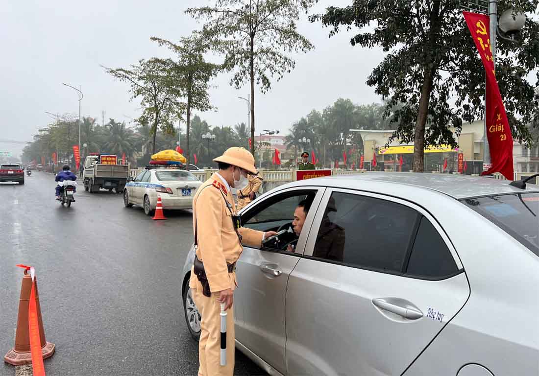 CSGT đẩy mạnh kiểm soát quyết liệt, xử lý kiên quyết vi phạm nồng độ cồn. Ảnh: Phòng CSGT Hà Nội