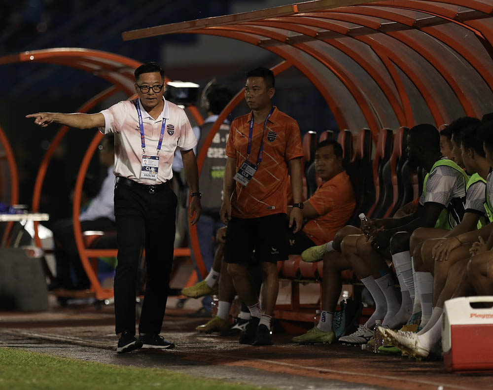 Thế trận chắc chắn của 2 đội khiến hiệp 1 trận đấu không có bàn thắng nào được ghi. Điều này buộc huấn luyện viên Lê Huỳnh Đức phải thực hiện nhiều sự điều chỉnh trong hiệp 2.