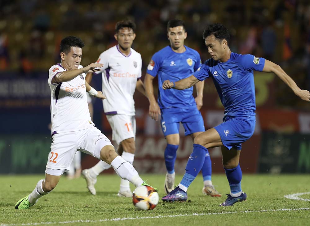 Quế Ngọc Hải và Nguyễn Tiến Linh đã được tung vào sân trong hiệp 2 để cải thiện thế trận.