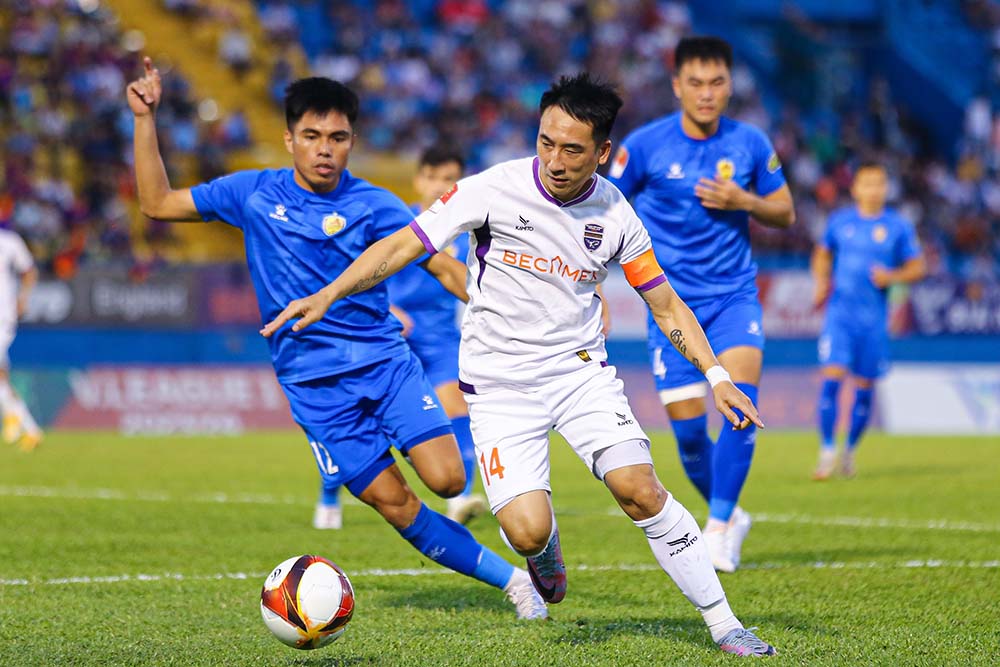Chung cuộc, trận đấu khép lại với tỉ số hoà 1-1. Kết quả này khiến thầy trò huấn luyện viên Lê Huỳnh Đức có nguy cơ bị đội đầu bảng Nam Định bỏ xa trong cuộc đua vô địch. Đội bóng đất Thủ đang tạm đứng hạng 2 với 17 điểm sau 9 trận.