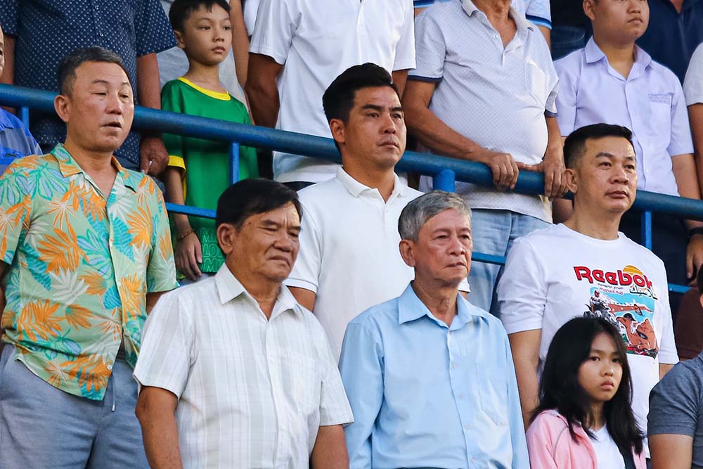 Trên khán đài có sự xuất hiện của ông Việt Thắng (hàng trên, giữa) - trợ lý huấn luyện viên đội tuyển Việt Nam.