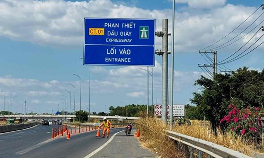 Lối vào cao tốc Phan Thiết - Dầu Giây tạm thời bị chặn để hạn chế lưu lượng xe vào cao tốc. Ảnh: Hà Anh Chiến
