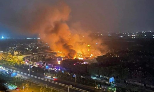 Vụ cháy lớn xảy ra trong đêm tại Công ty TNHH Hoàng Lê. Ảnh: Trang tin Hải Dương