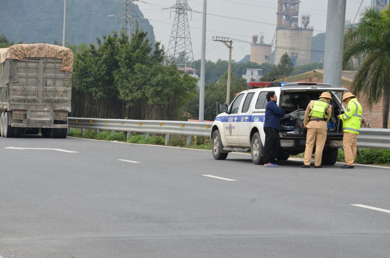 Đội tuần tra kiểm soát giao thông đường bộ cao tốc số 1 (thuộc Cục Cảnh sát giao thông) lập chốt kiểm tra xử lý đối với những xe ôtô tải trên 10 tấn đi vào cao tốc Mai Sơn - QL45. Ảnh: Nguyễn Trường