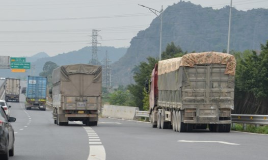 Nhiều xe tải trên 10 tấn vẫn ngang nhiên đi vào cao tốc Mai Sơn - QL45. Ảnh: Nguyễn Trường