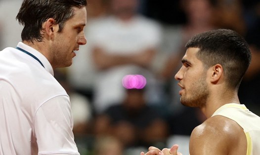 Carlos Alcaraz (phải) thua Nicolas Jarry ở bán kết Argentina Open 2024. Ảnh: Tennis TV