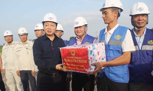 Phó Thủ tướng Chính phủ Trần Hồng Hà tặng quà cho công nhân thi công trên công trường ở Hà Tĩnh. Ảnh: Vũ Tuấn.