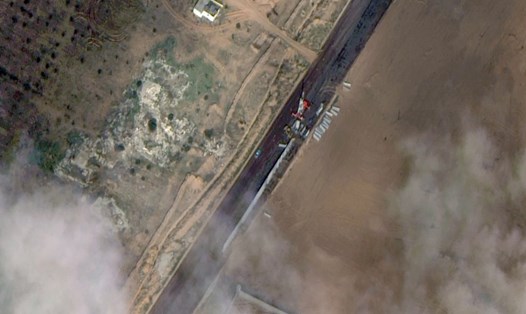 Bức tường bí ẩn cao 5 được xây dựng ở biên giới Ai Cập với Gaza. Ảnh vệ tinh Maxar 