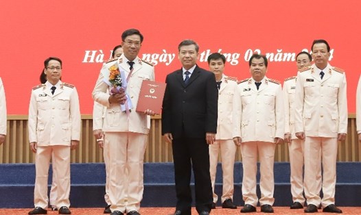 Ông Lê Đức Xuân (trái) nhận quyết định bổ nhiệm giữ chức vụ Viện trưởng Viện KSND Cấp cao tại TP Hồ Chí Minh. Ảnh: VGP