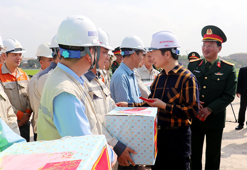 Phó Thủ tướng Chính phủ Trần Hồng Hà chúc Tết và mừng tuổi, động viên cán bộ, công nhân lao động làm việc tại công trường. Ảnh: Phan Quỳnh