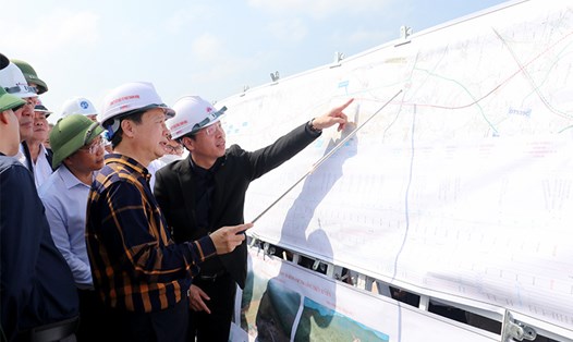 Phó Thủ tướng Chính phủ Trần Hồng Hà kiểm tra tình hình triển khai dự án đường cao tốc Bắc – Nam đoạn Diễn Châu – Bãi Vọt tại nút giao với đường Quốc lộ 46. Ảnh: Phan Quỳnh