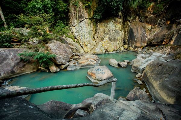 Lực lượng chức năng đang truy tìm du khách mất tích trong khu vực Khu du lịch Ba Hồ. Ảnh: Vạn Thuận