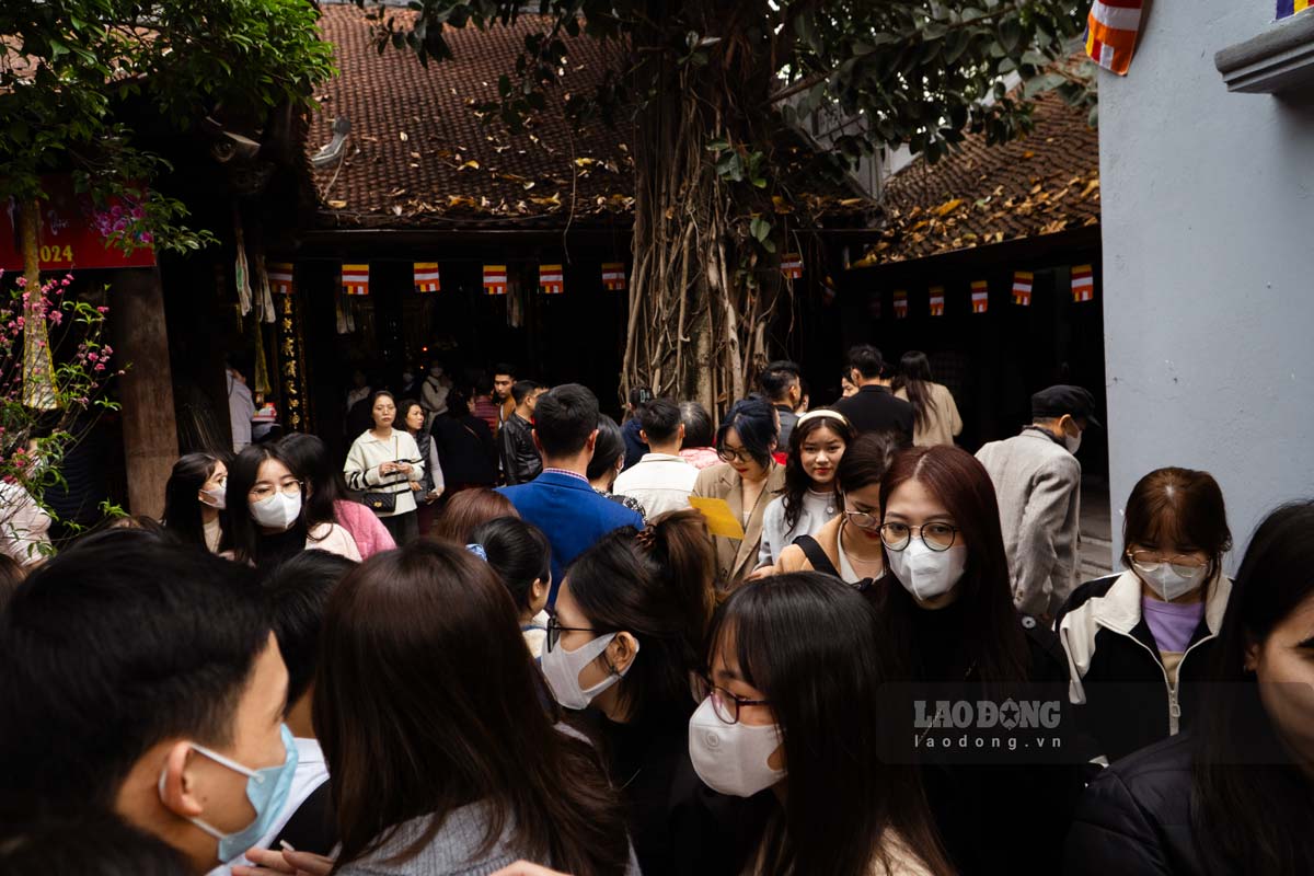 Chùa Hà đông nghịt người đi gieo quẻ xăm cầu may