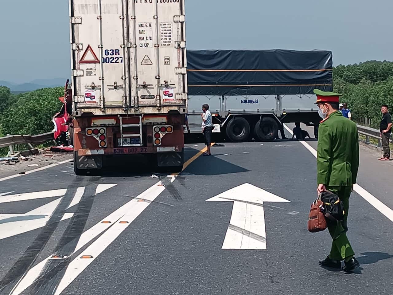Hiện trường vụ tai nạn trên cao tốc Cam Lộ - La Sơn. Ảnh: CSGT.