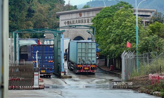 Xe nông sản Việt Nam xuất sang Trung Quốc qua cửa khẩu Hữu Nghị (Lạng Sơn). Ảnh: Trần Tuấn