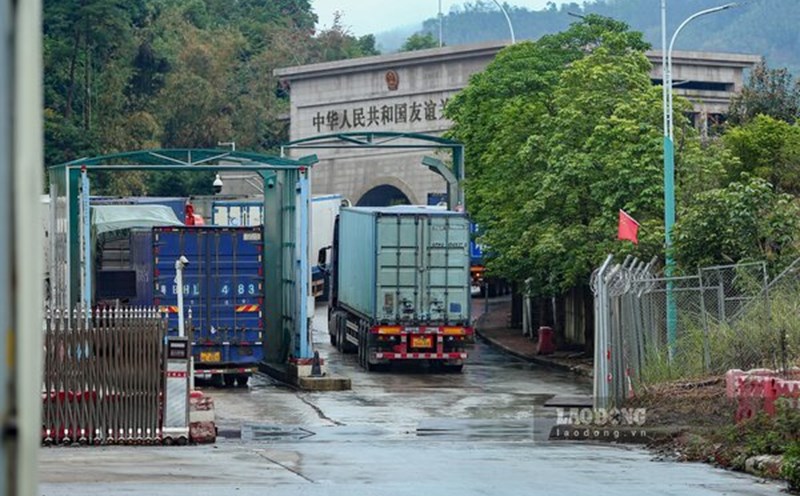 Xe nông sản Việt Nam xuất sang Trung Quốc qua cửa khẩu Hữu Nghị (Lạng Sơn). Ảnh: Trần Tuấn