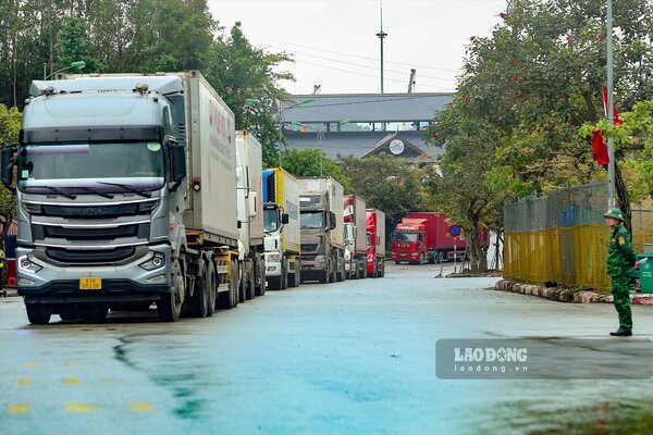 Xe hàng nông sản Việt Nam chờ ra khu vực xuất khẩu tại cửa khẩu Hữu Nghị. Ảnh: Trần Tuấn