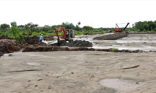 Các tỉnh An Giang, Đồng Tháp, Vĩnh Long được chỉ đạo cung ứng cát làm cao tốc Cần Thơ - Cà Mau. Ảnh: Tạ Quang