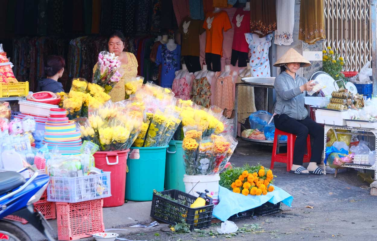 Tại chợ Xuân Khánh (TP Cần Thơ), các sạp hoa vẫn khá yên ả.