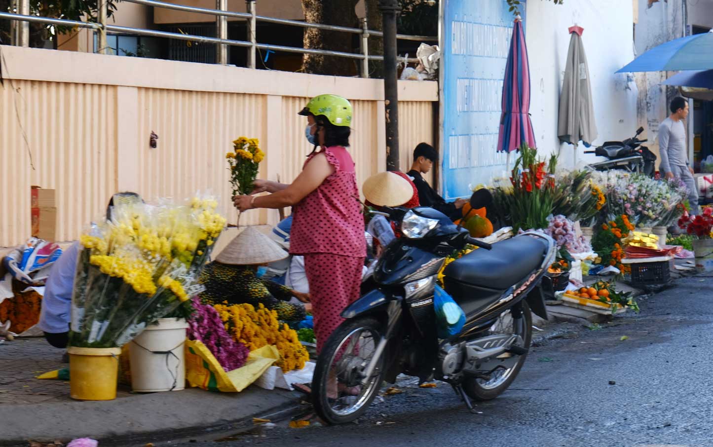Tiểu thương Huỳnh Thị Tuyết chia sẻ, sau Tết, giá các loại hoa hầu hết đều giảm mạnh từ 30.000 đồng đến hơn 100.000 đồng, tùy loại. Trong đó, cúc và vạn thọ có giá rẻ nhất, chỉ 20.000 - 30.000 đồng/bó.