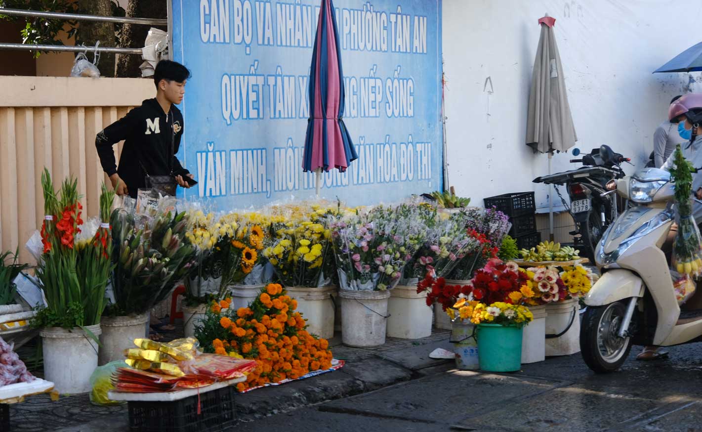 Tại chợ Tân An (TP Cần Thơ), các tiểu thương nhập về nhiều loại hoa như hoa cúc, hoa ly, hoa huệ đỏ, hoa cát tường,... để phục vụ nhu cầu mua sắm của người dân.