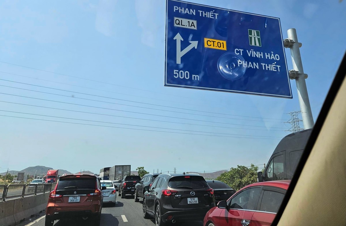 Gần ngã ba giao giữa đường dẫn vào cao tốc Vĩnh Hảo - Phan Thiết với quốc lộ 1 có lưu lượng xe xếp hàng dài. Ảnh: NDCC